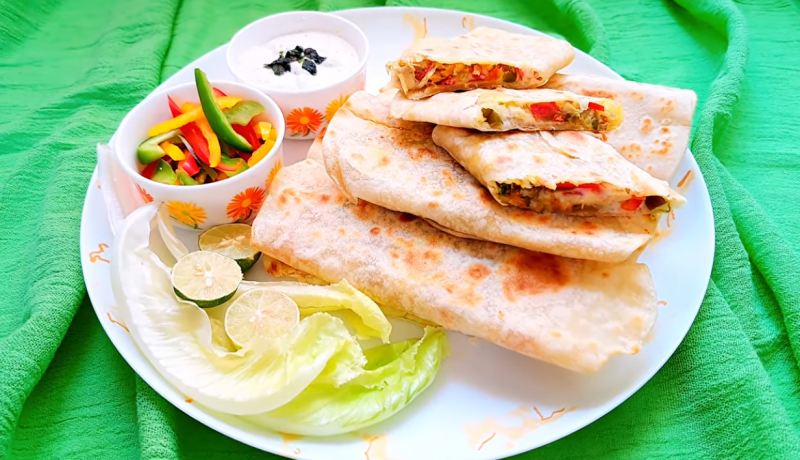 ایده شام فوری و کم هزینه با نان تورتیلا؛ آموزش ساندویچ رپ رستورانی