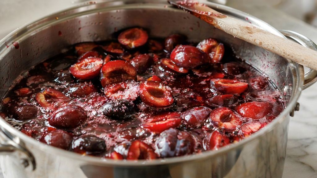 ترفند نگهداری آلو برای یک سال؛ تهیه مارمالاد خوشرنگ و شربت طبیعی آلو
