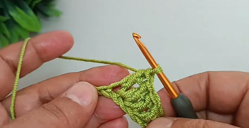 راز لبه های صاف و بدون تاب خوردگی در قلاب بافی؛ تکنیک بافت روی زنجیره پایه