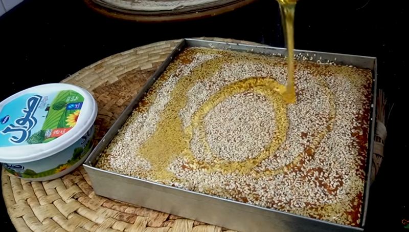 طرز تهیه شیرینی معسل کنجدی ؛ بافتی ترد و عسلی بدون خرد شدن