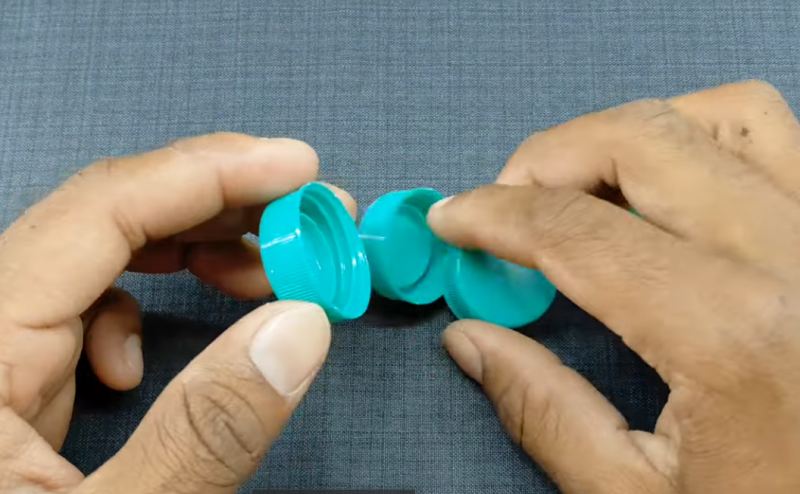 ساخت اسباب بازی کرم ابریشم با درب بطری پلاستیکی