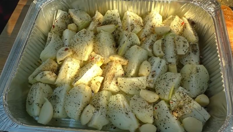 طرز تهیه پیاز کبابی و کاراملی تنوری در فر؛ پیش غذای ارزان