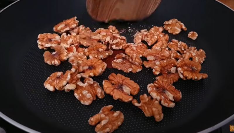 طرز تهیه کیک سریع و آسان با سیب و گردو بدون نیاز به فر