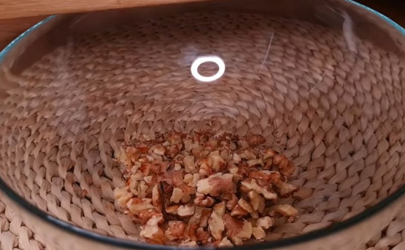 طرز تهیه کیک سریع و آسان با سیب و گردو بدون نیاز به فر