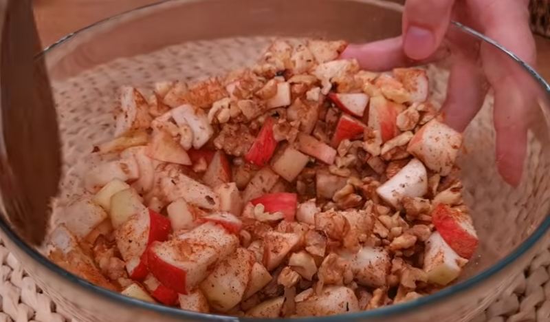 طرز تهیه کیک سریع و آسان با سیب و گردو بدون نیاز به فر
