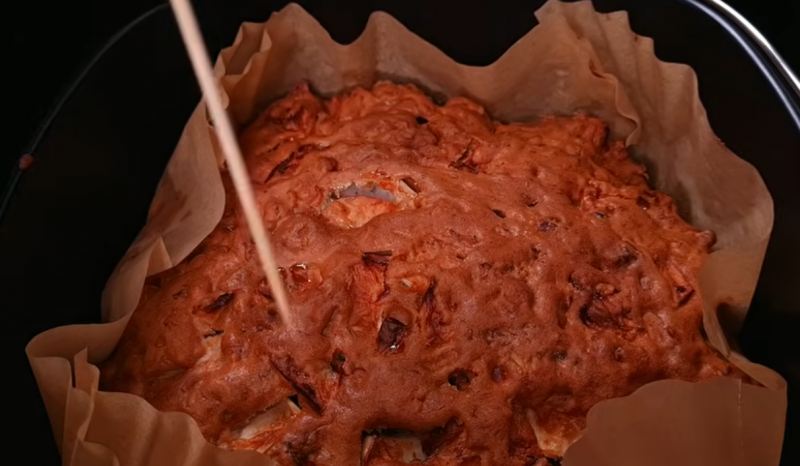 طرز تهیه کیک سریع و آسان با سیب و گردو بدون نیاز به فر