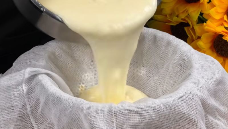 طرز تهیه پنیر خانگی پرچرب خامه ای با ترکیب شیر و کره به روش ساده