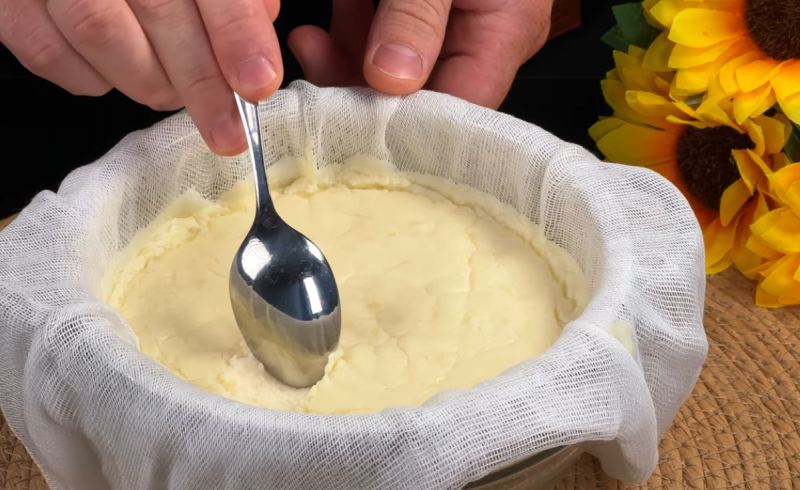 طرز تهیه پنیر خانگی پرچرب خامه ای با ترکیب شیر و کره به روش ساده