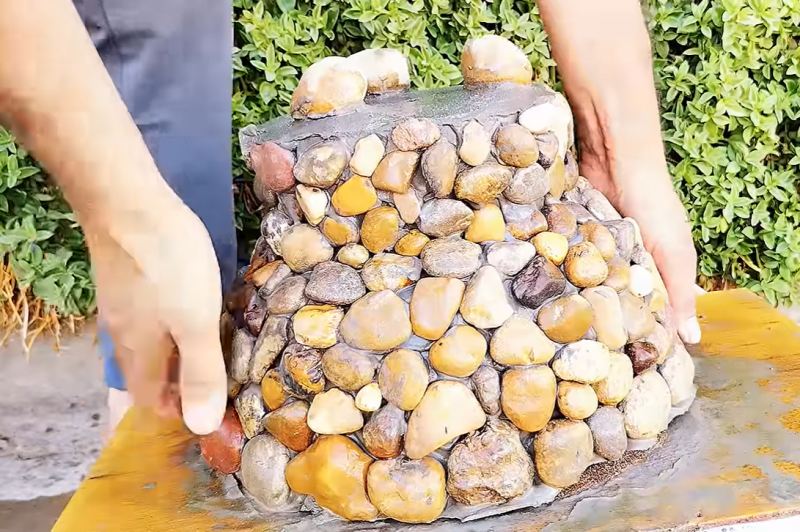 ایده سنگ و سیمان : آموزش ساخت گلدان با سنگ رودخانه ای و سیمان
