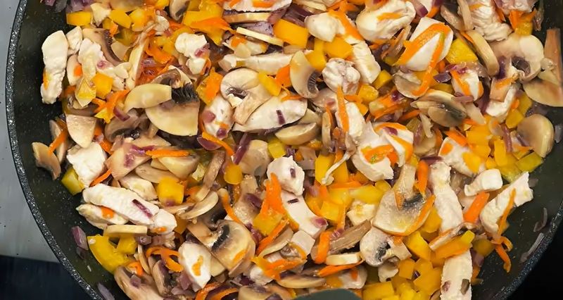 طرز تهیه پیتزا مرغ فوری بدون نیاز به خمیر پیتزا