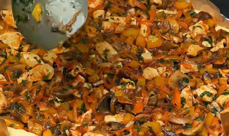 طرز تهیه پیتزا مرغ فوری بدون نیاز به خمیر پیتزا