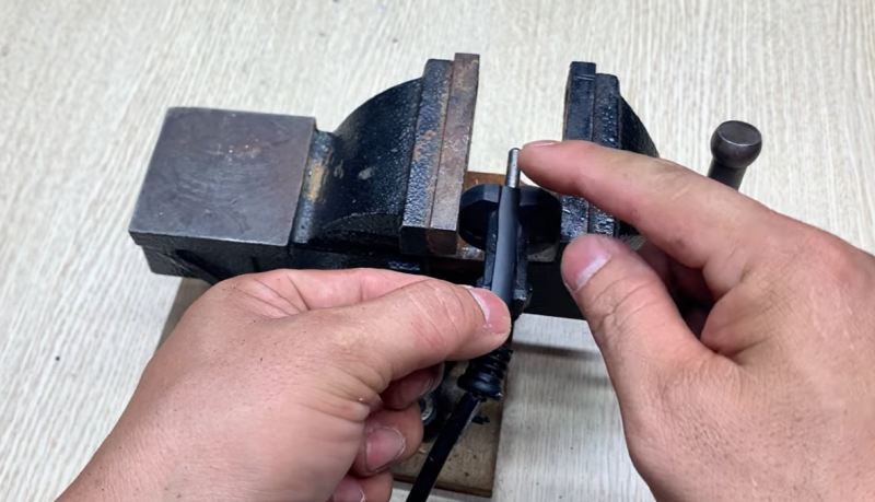 نحوه تعمیر دوشاخه برق شکسته بدون نیاز به تعویض