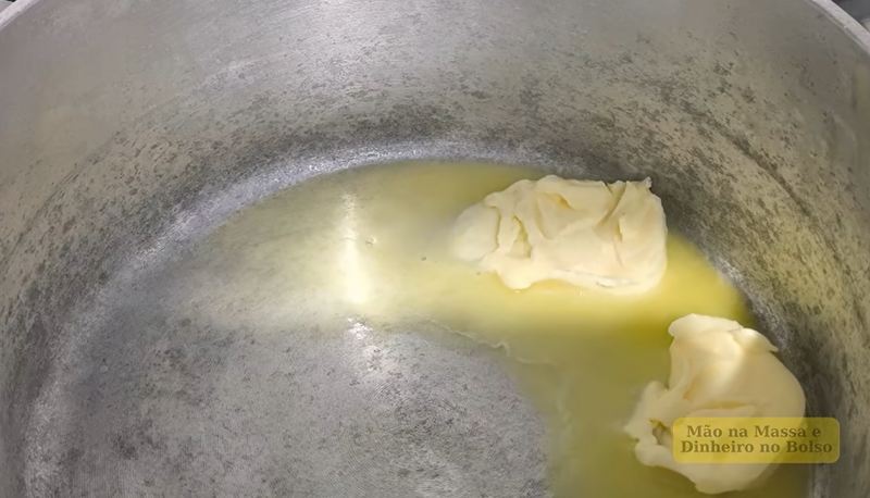 طرز تهیه تافی کاراملی کشدار فقط با ۳ قلم مواد در خانه