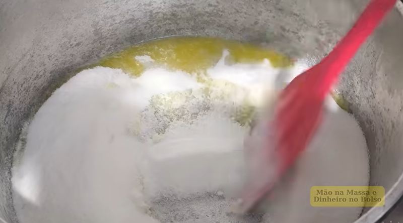 طرز تهیه تافی کاراملی کشدار فقط با ۳ قلم مواد در خانه