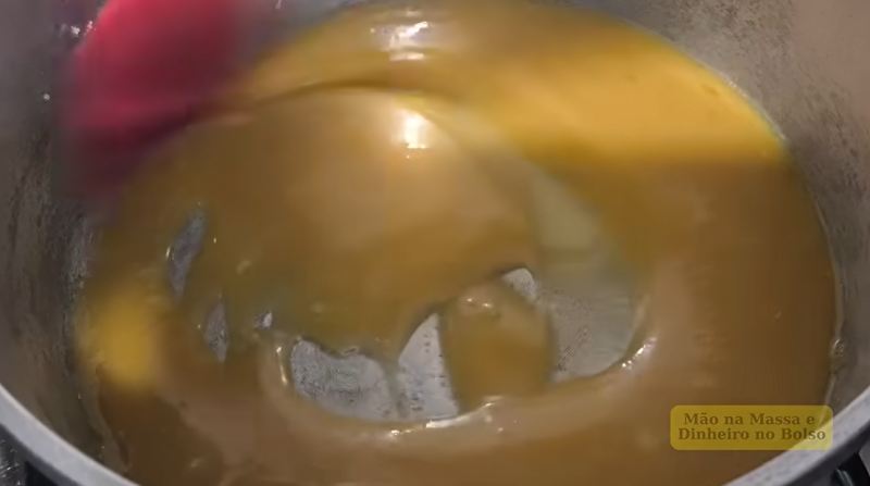طرز تهیه تافی کاراملی کشدار فقط با ۳ قلم مواد در خانه