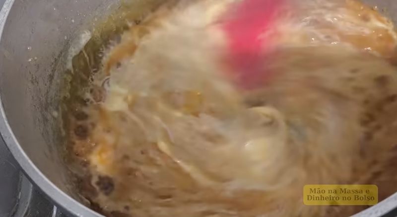 طرز تهیه تافی کاراملی کشدار فقط با ۳ قلم مواد در خانه