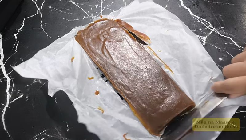 طرز تهیه تافی کاراملی کشدار فقط با ۳ قلم مواد در خانه