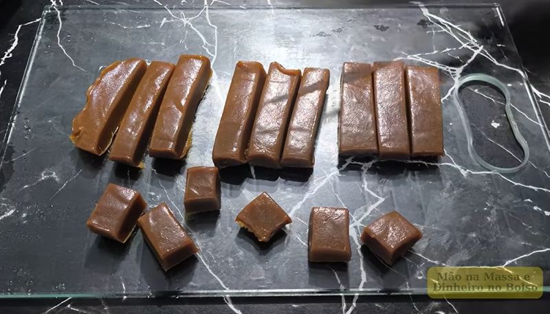 طرز تهیه تافی کاراملی کشدار فقط با ۳ قلم مواد در خانه