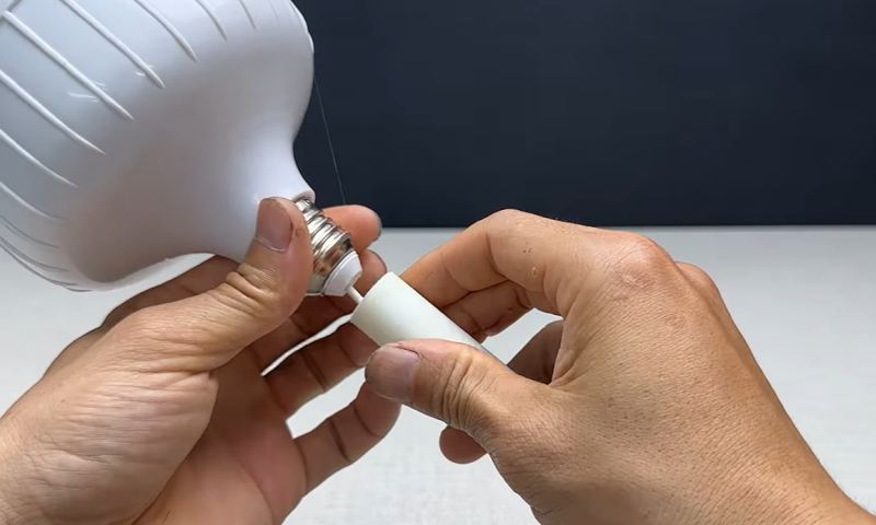تبدیل لامپ های سوخته به وسایل دکوری هنری