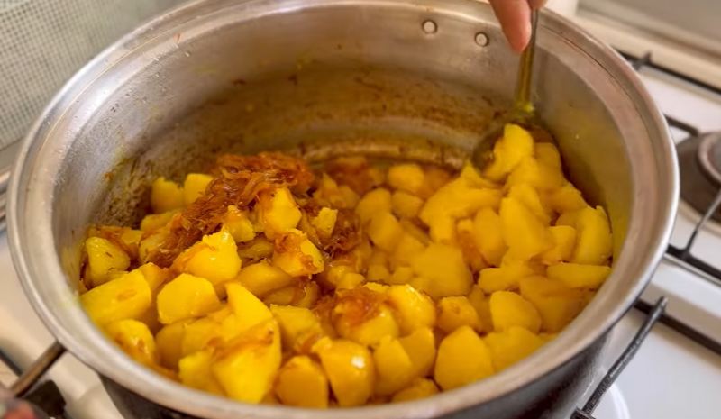 طرز تهیه خوراک دو پیازه آلو بوشهری خوش عطر و اقتصادی