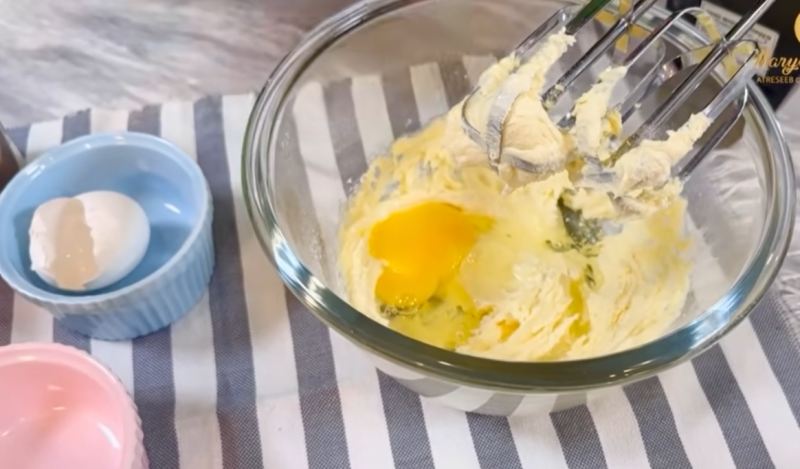 طرز تهیه شیرینی کشمشی بازاری ترد و خوشمزه در منزل