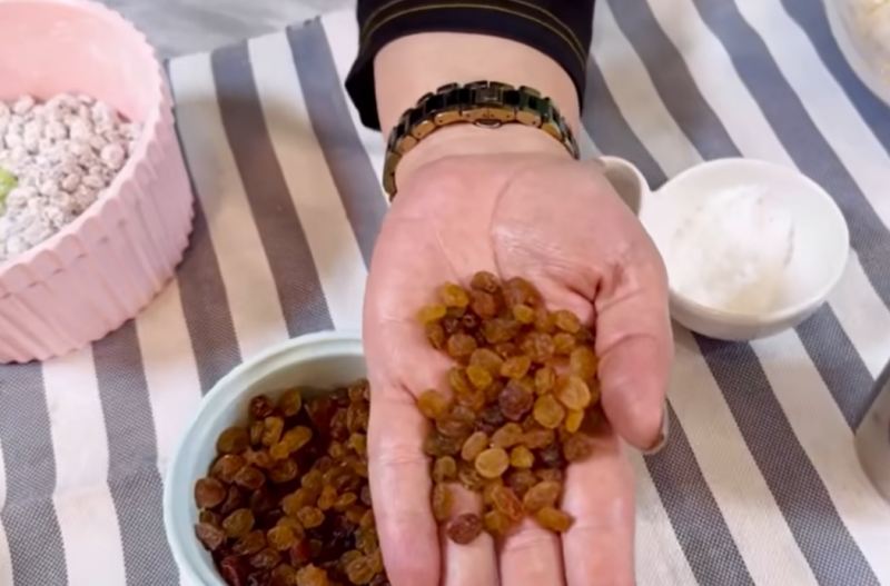طرز تهیه شیرینی کشمشی بازاری ترد و خوشمزه در منزل