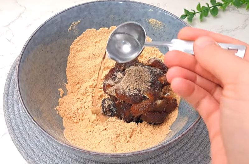 طرز تهیه شیرینی نخودچی رژیمی بدون شکر، بدون روغن با خرما