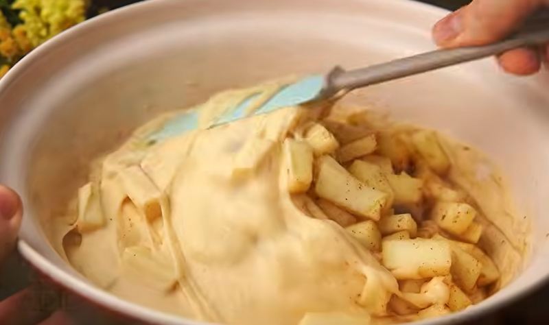 طرز تهیه کیک سیب و دارچین سریع و خوشمزه با آرد و ماست