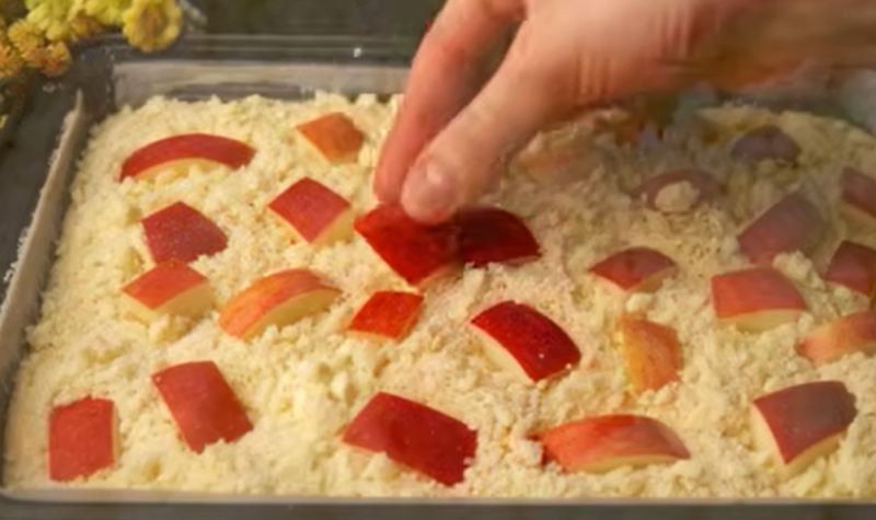 طرز تهیه کیک سیب و دارچین سریع و خوشمزه با آرد و ماست