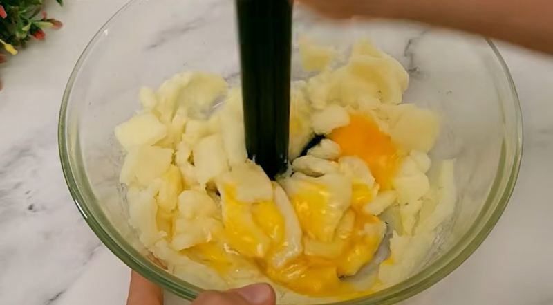 طرز تهیه پیراشکی سیب زمینی پفکی و پنبه ای در تابه