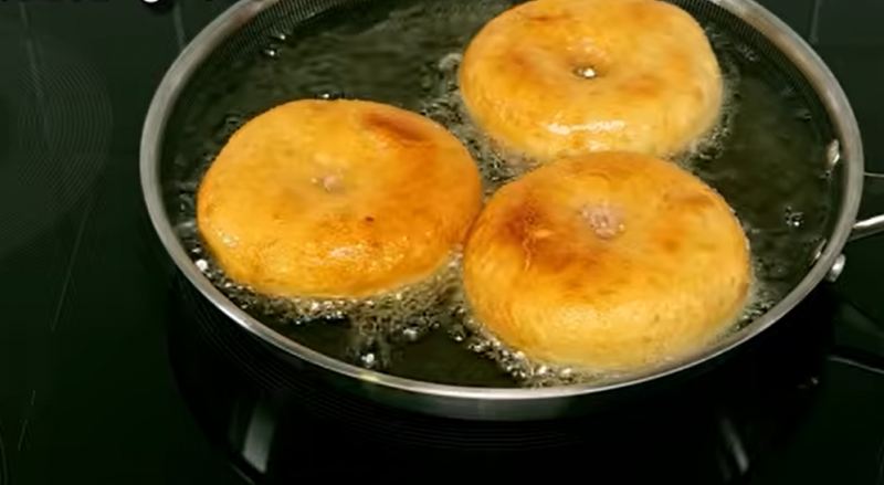 طرز تهیه پیراشکی سیب زمینی پفکی و پنبه ای در تابه