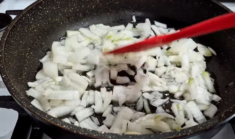 طرز تهیه پلو مخلوط با ته دیگ مجلسی سیب زمینی و برگ ریحان