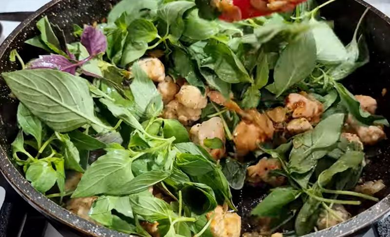 طرز تهیه پلو مخلوط با ته دیگ مجلسی سیب زمینی و برگ ریحان