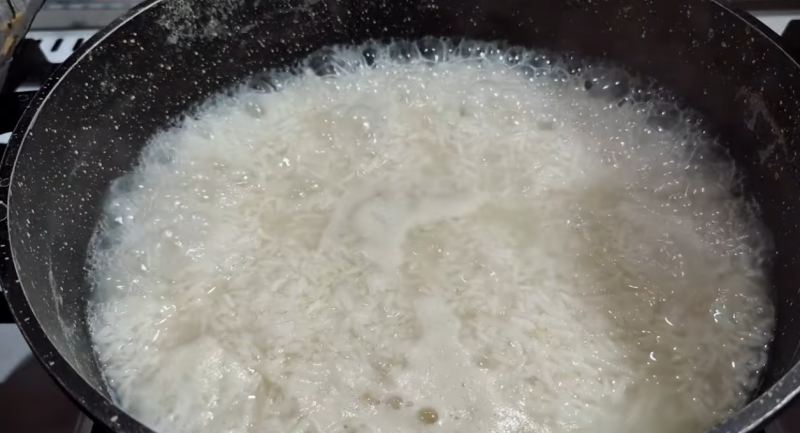 طرز تهیه پلو مخلوط با ته دیگ مجلسی سیب زمینی و برگ ریحان