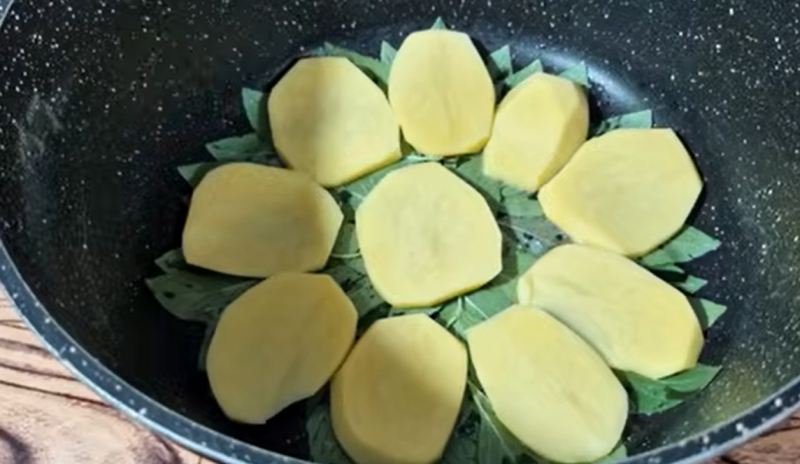 طرز تهیه پلو مخلوط با ته دیگ مجلسی سیب زمینی و برگ ریحان