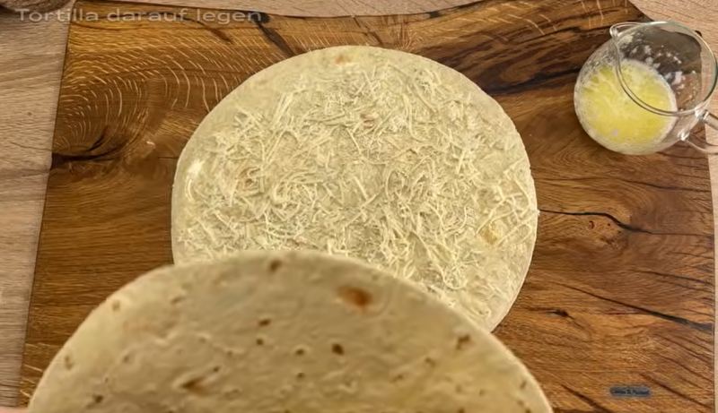 طرز تهیه بوریتو رولت گوشت چرخ کرده با نان ترتیلا و پنیر