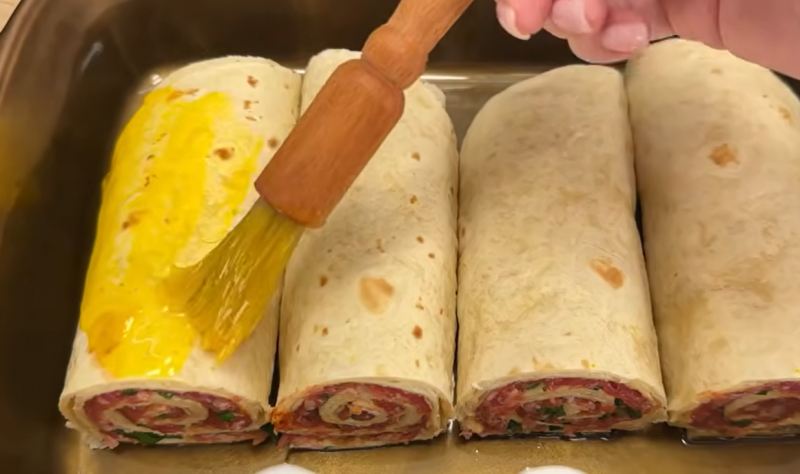 طرز تهیه بوریتو رولت گوشت چرخ کرده با نان ترتیلا و پنیر