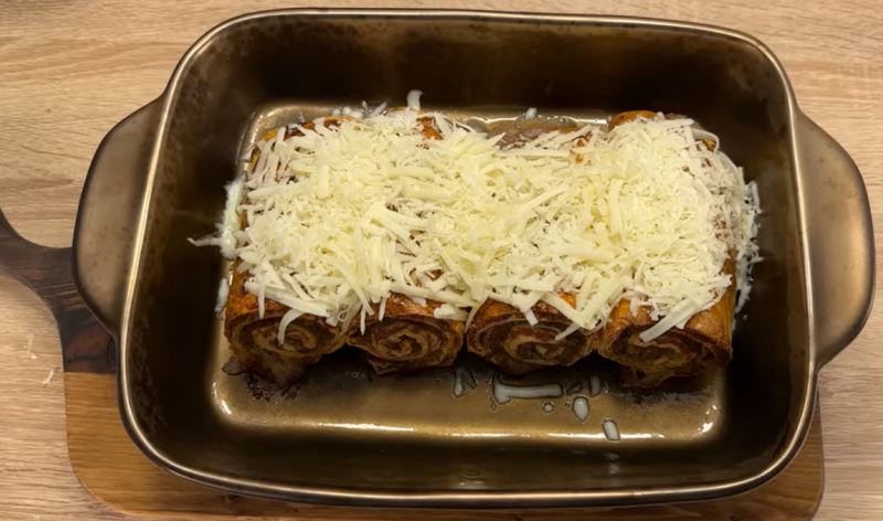 طرز تهیه بوریتو رولت گوشت چرخ کرده با نان ترتیلا و پنیر