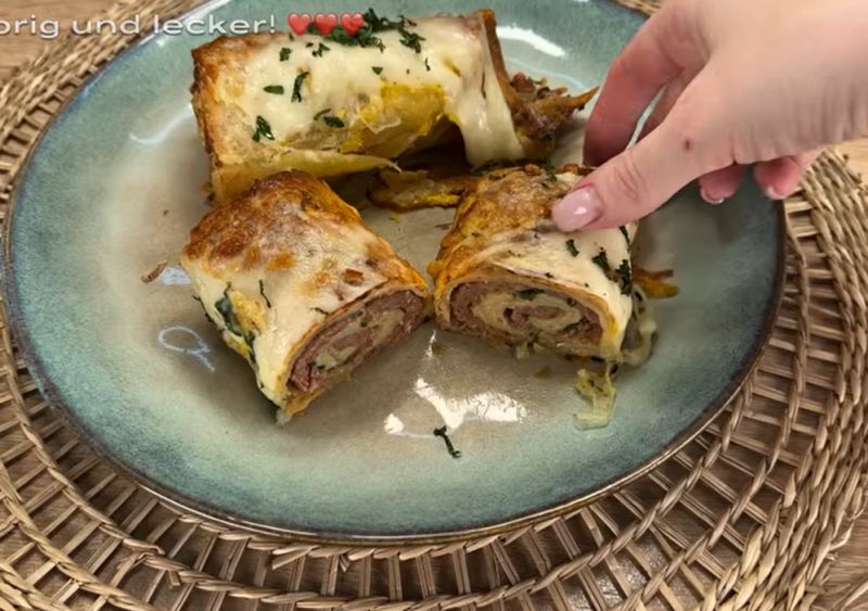 طرز تهیه بوریتو رولت گوشت چرخ کرده با نان ترتیلا و پنیر