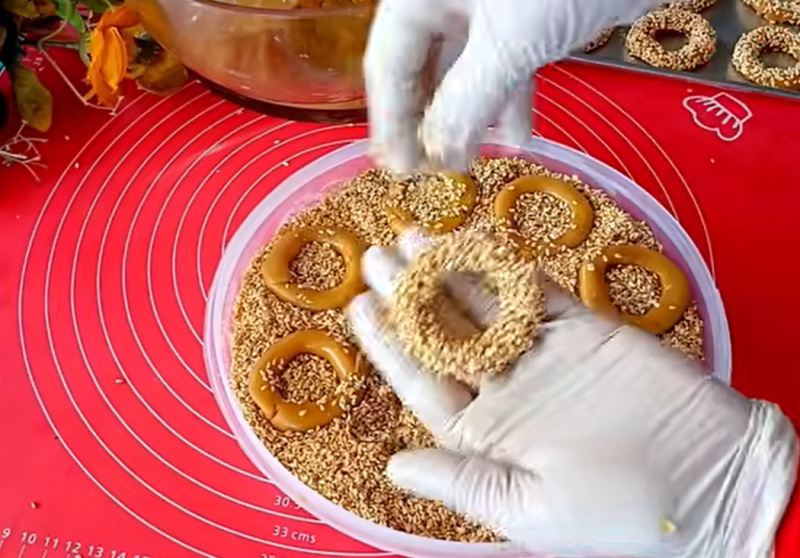 طرز تهیه کعک کنجدی عسل و شیر بسیار ترد و بازاری