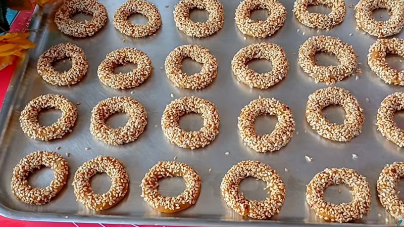 طرز تهیه کعک کنجدی عسل و شیر بسیار ترد و بازاری