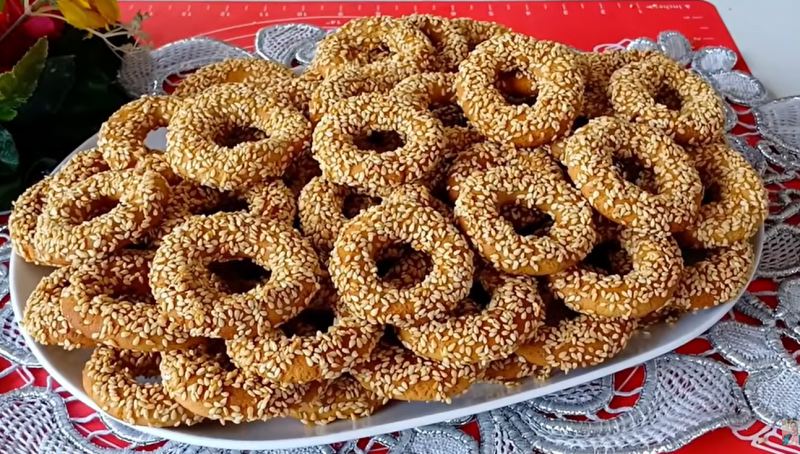 طرز تهیه کعک کنجدی عسل و شیر بسیار ترد و بازاری