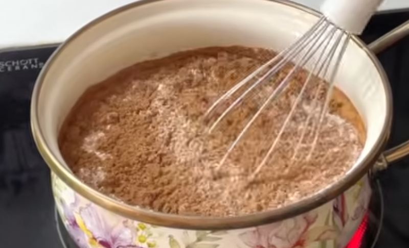 طرز تهیه دسر یخچالی ۵ دقیقه ای دورنگ بدون آرد و ژلاتین