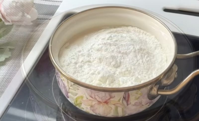 طرز تهیه دسر یخچالی ۵ دقیقه ای دورنگ بدون آرد و ژلاتین