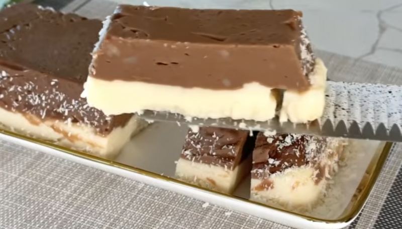 طرز تهیه دسر یخچالی ۵ دقیقه ای دورنگ بدون آرد و ژلاتین