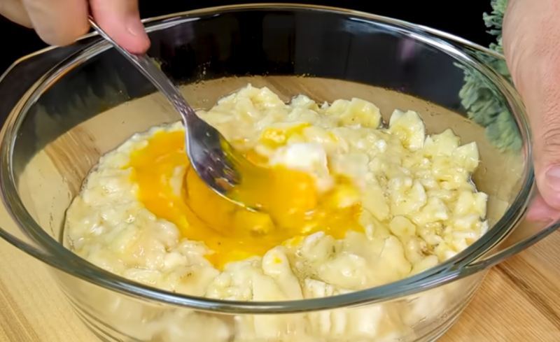 طرز تهیه کیک موز تابه ای با ۲ عدد موز و ۲ عدد تخم مرغ