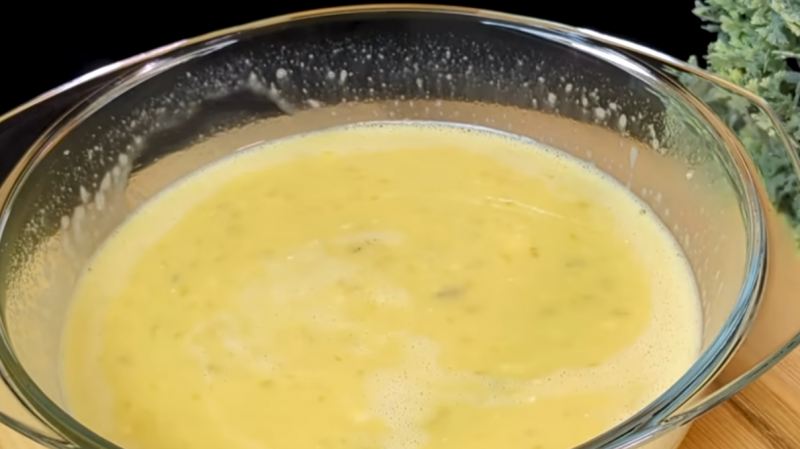 طرز تهیه کیک موز تابه ای با ۲ عدد موز و ۲ عدد تخم مرغ