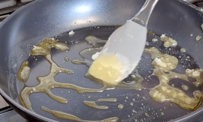 طرز تهیه کیک موز تابه ای با ۲ عدد موز و ۲ عدد تخم مرغ
