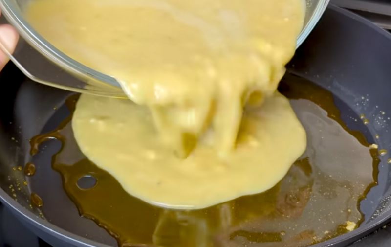 طرز تهیه کیک موز تابه ای با ۲ عدد موز و ۲ عدد تخم مرغ