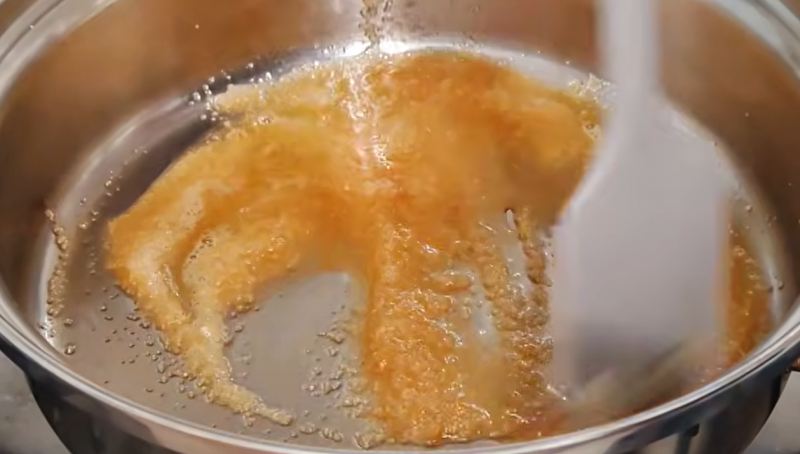 طرز تهیه کیک شکلاتی تابه ای در ۲۰ دقیقه فقط با یک تخم مرغ